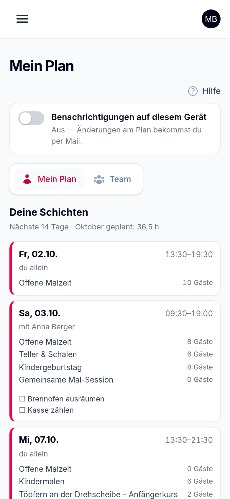 „Mein Plan“ am Handy einer Aushilfe: drei Schichten mit Datum, Uhrzeit, Kolleg:in, den Terminen mit Gästezahl und zwei Aufgaben zum Abhaken