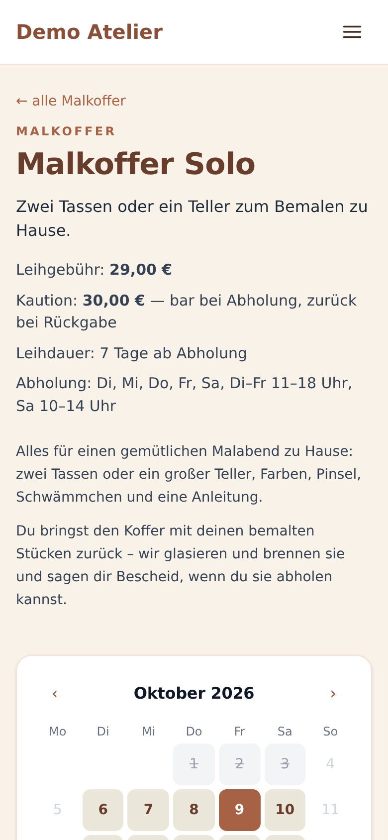 Malkoffer-Seite eines Demo-Studios auf dem Handy: „Malkoffer Solo“ mit Leihgebühr, Kaution, Leihdauer und Abholtagen, darunter der Kalender für Oktober mit durchgestrichenen, ausgebuchten Tagen