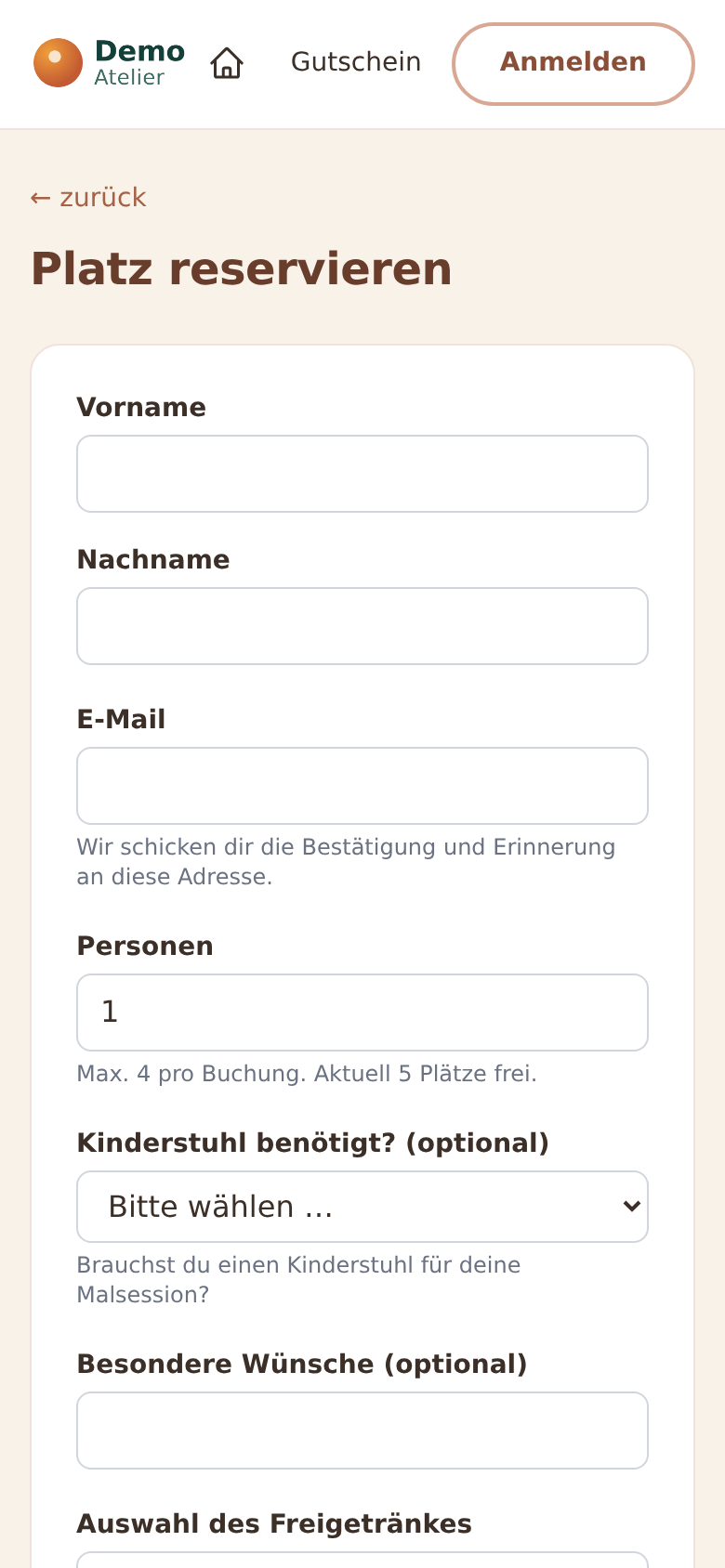 Buchungsformular „Platz reservieren“ auf dem Handy: Vorname, Nachname, E-Mail, das Feld Personen mit dem Hinweis „Max. 4 pro Buchung. Aktuell 5 Plätze frei.“ und darunter drei eigene Fragen des Studios