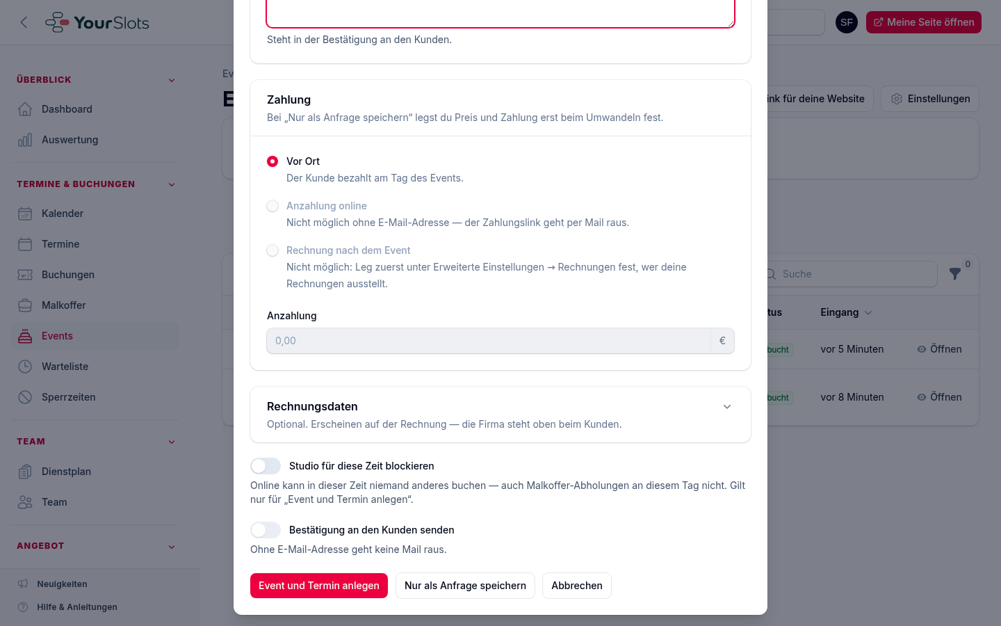 Unten im Dialog: die drei Zahlungsarten, „Studio für diese Zeit blockieren“, „Bestätigung an den Kunden senden“ und die zwei Knöpfe „Event und Termin anlegen“ und „Nur als Anfrage speichern“. Ohne E-Mail-Adresse sind „Anzahlung online“ und die Bestätigung ausgegraut – der Grund steht direkt darunter