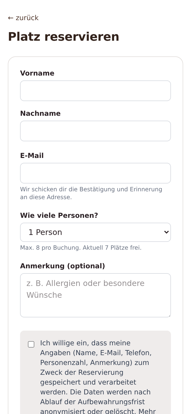 Buchungsformular „Platz reservieren“ auf dem Handy: Vorname, Nachname, E-Mail, eine Auswahl „Wie viele Personen?“ mit dem Hinweis „Max. 8 pro Buchung. Aktuell 7 Plätze frei.“ und ein Anmerkungsfeld