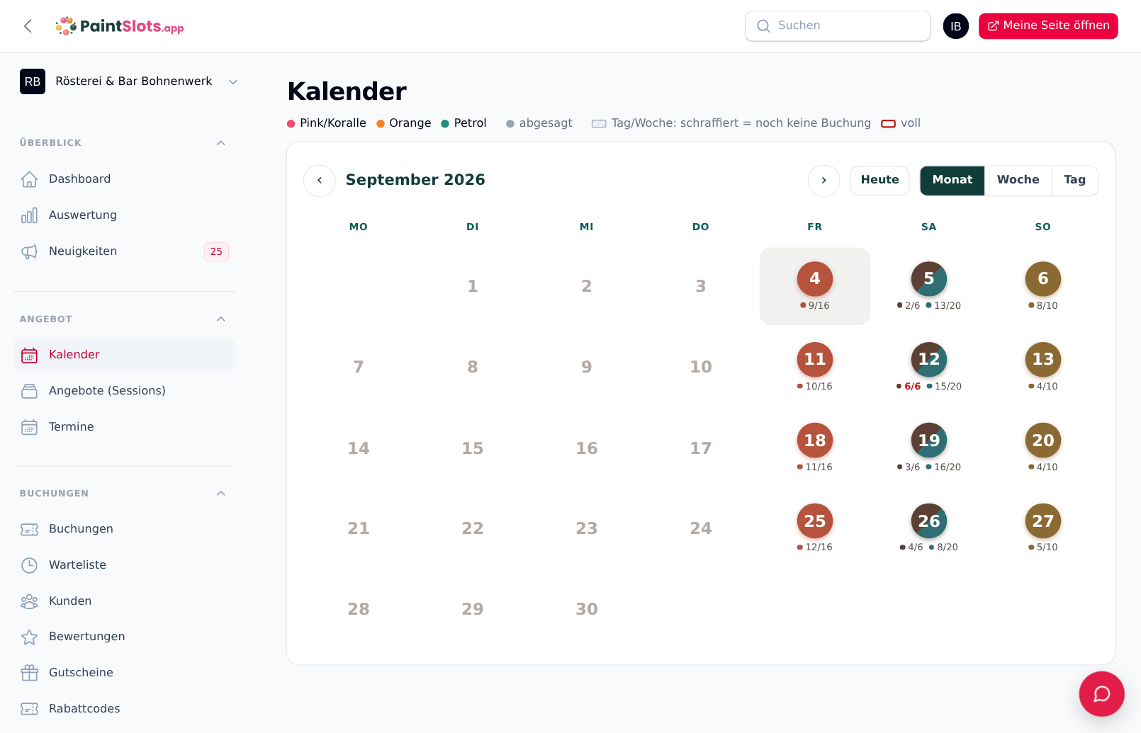 Kalender in der Verwaltung des Demo-Studios Rösterei & Bar Bohnenwerk: Monatsansicht September 2026, freitags der Cocktailkurs mit Belegung wie 9/16, samstags Barista-Basics und Gin-Tasting nebeneinander (z. B. 6/6 und 15/20 am 12.), sonntags der Backkurs Sauerteig mit z. B. 8/10
