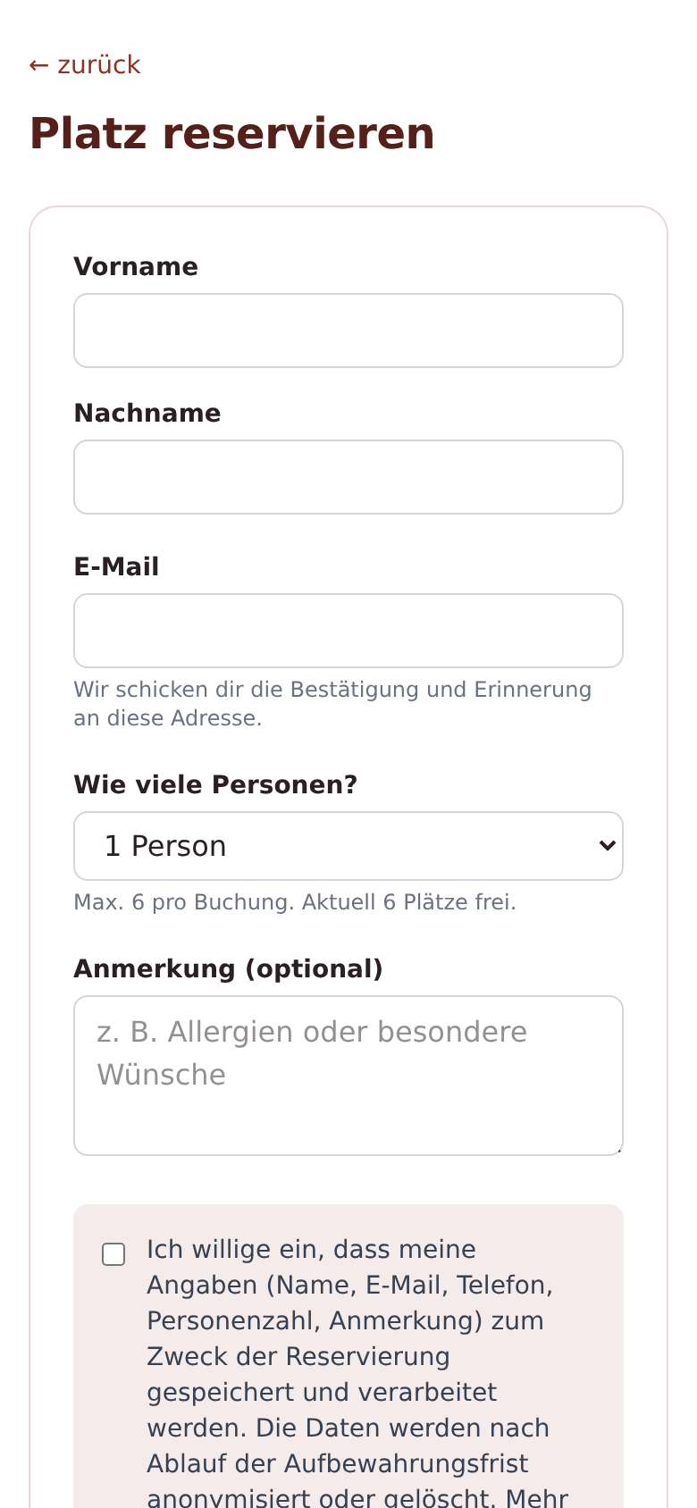 Buchungsformular „Platz reservieren“ auf dem Handy: Vorname, Nachname, E-Mail, eine Auswahl „Wie viele Personen?“ mit dem Hinweis „Max. 6 pro Buchung. Aktuell 6 Plätze frei.“ und ein Anmerkungsfeld mit dem Platzhalter „z. B. Allergien oder besondere Wünsche“