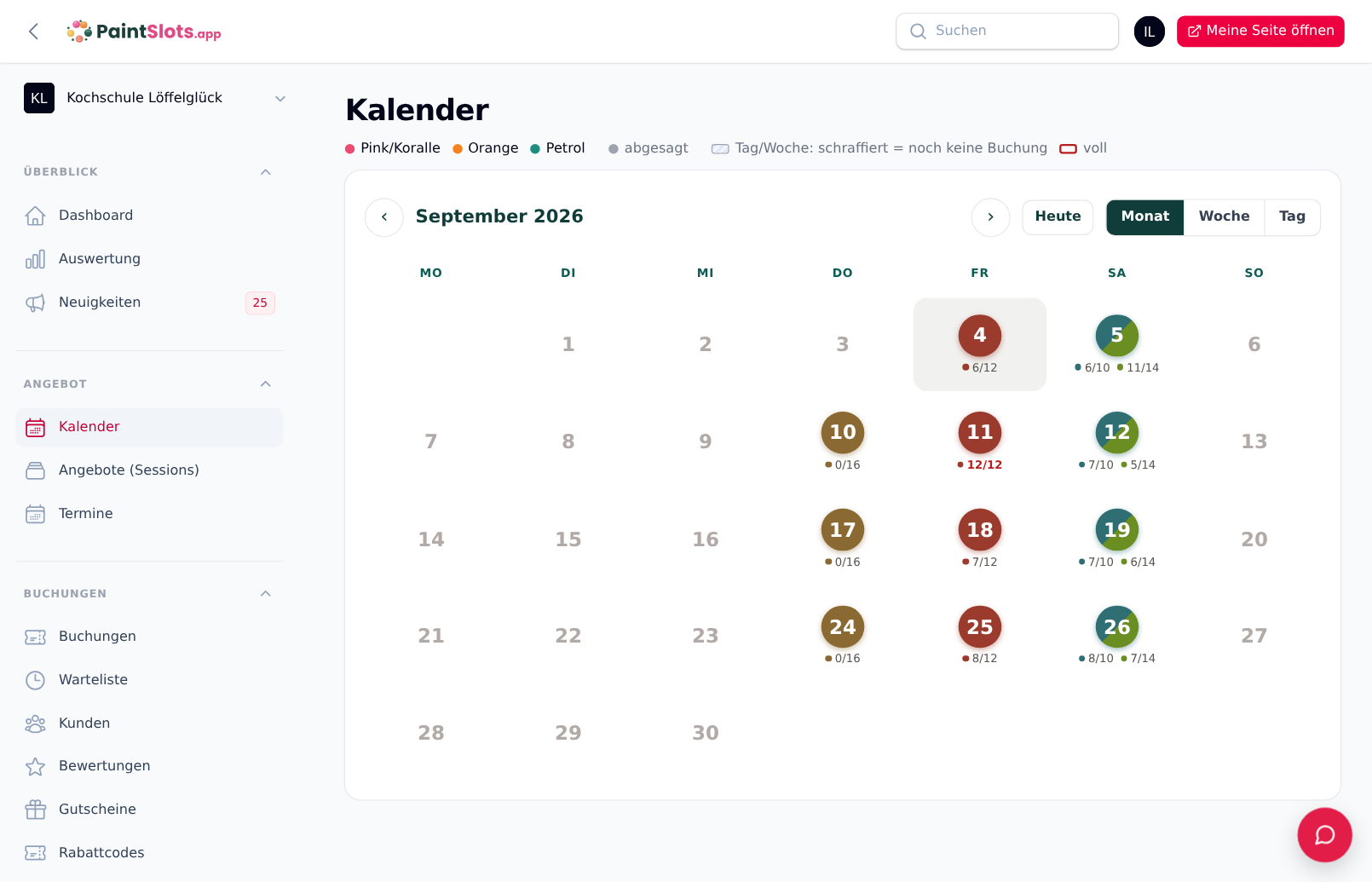 Kalender in der Verwaltung des Demo-Studios Kochschule Löffelglück: Monatsansicht September 2026 mit farbigen Punkten für Pasta-Abend, Sushi-Basics, Gin & Tapas und Firmen-Kochevent an den jeweiligen Tagen, Freitag der 11. mit der Belegung 12/12