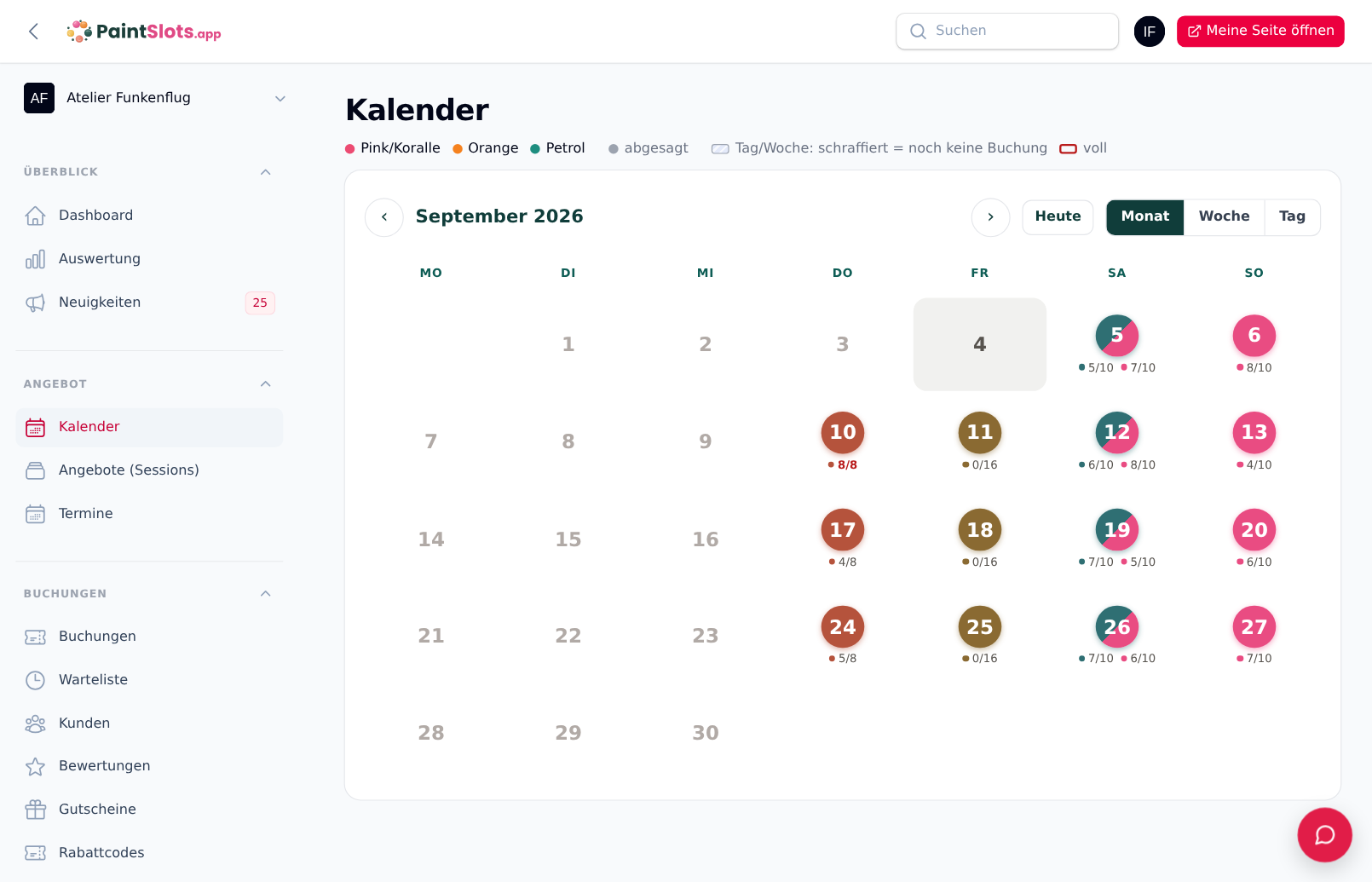 Kalender in der Verwaltung des Demo-Studios Atelier Funkenflug: Monatsansicht September 2026 mit farbigen Punkten für Schmuck-Workshop, Handlettering und weitere Angebote an den jeweiligen Tagen, Donnerstag der 10. mit der Belegung 8/8