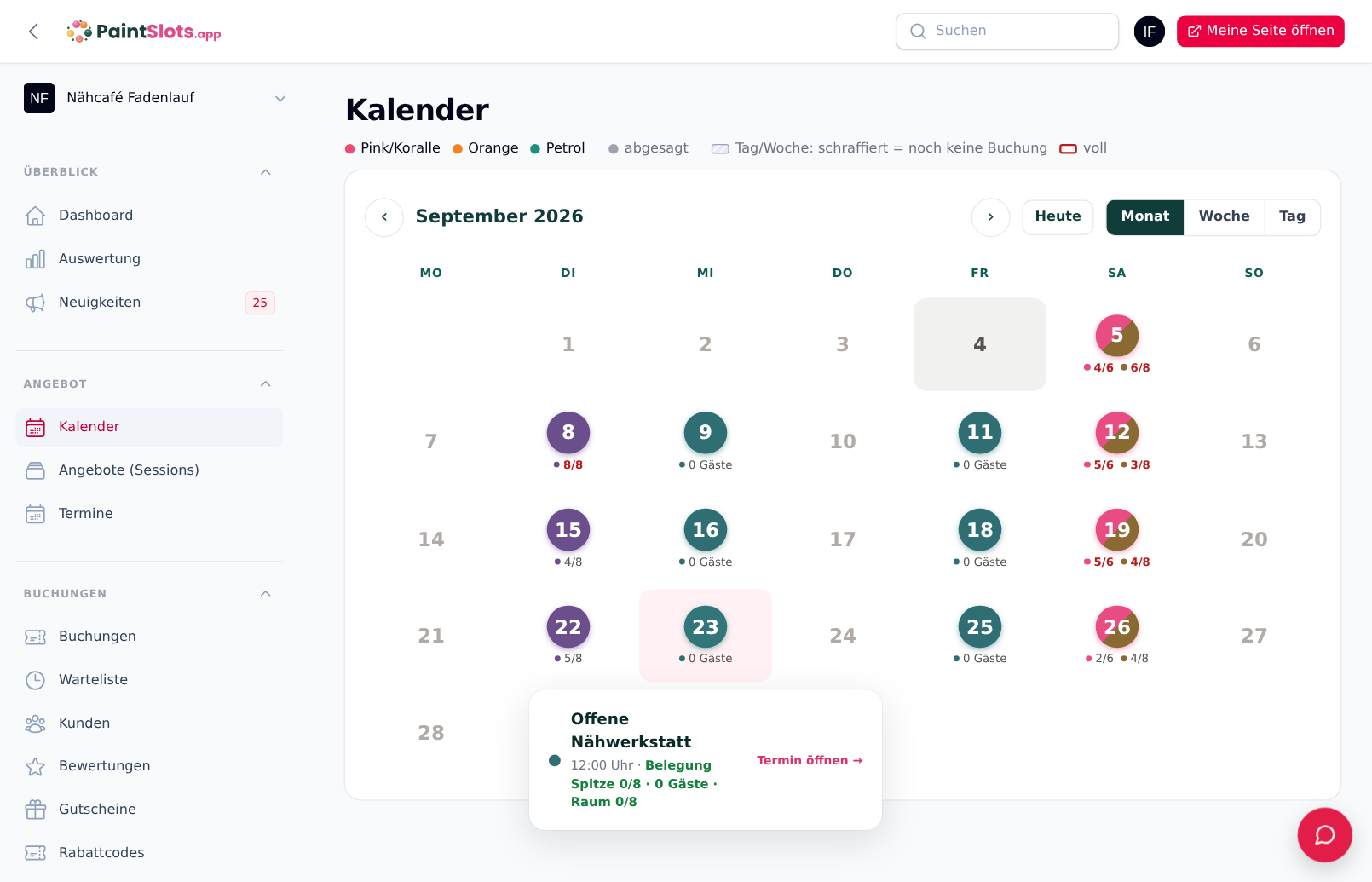 Kalender in der Verwaltung des Demo-Studios Nähcafé Fadenlauf: Monatsansicht September 2026 mit farbigen Punkten je Angebot (Pink/Koralle, Orange, Petrol), eine geöffnete Tageskarte für „Offene Nähwerkstatt“ 12:00 Uhr zeigt „Belegung Spitze 0/8 · 0 Gäste · Raum 0/8“