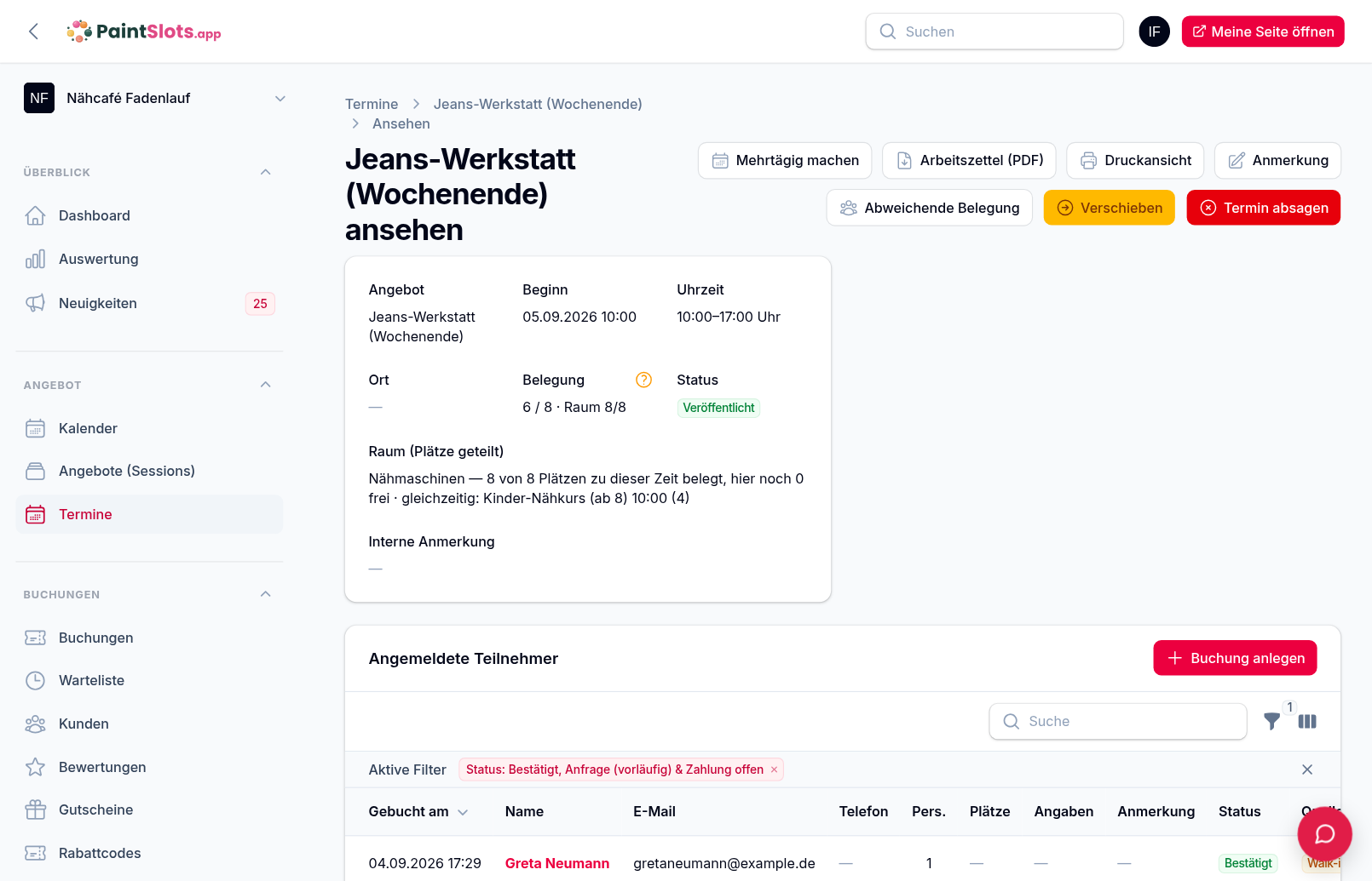 Termin „Jeans-Werkstatt (Wochenende)“, 05.09.2026, 10–17 Uhr, Belegung 6/8, darunter „Raum (Plätze geteilt): Nähmaschinen — 8 von 8 Plätzen zu dieser Zeit belegt, hier noch 0 frei · gleichzeitig: Kinder-Nähkurs (ab 8) 10:00 (4)“ und die Liste der angemeldeten Teilnehmer